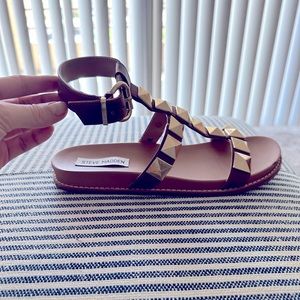 Steve Madden flat, leather sandals with gold embellishment.